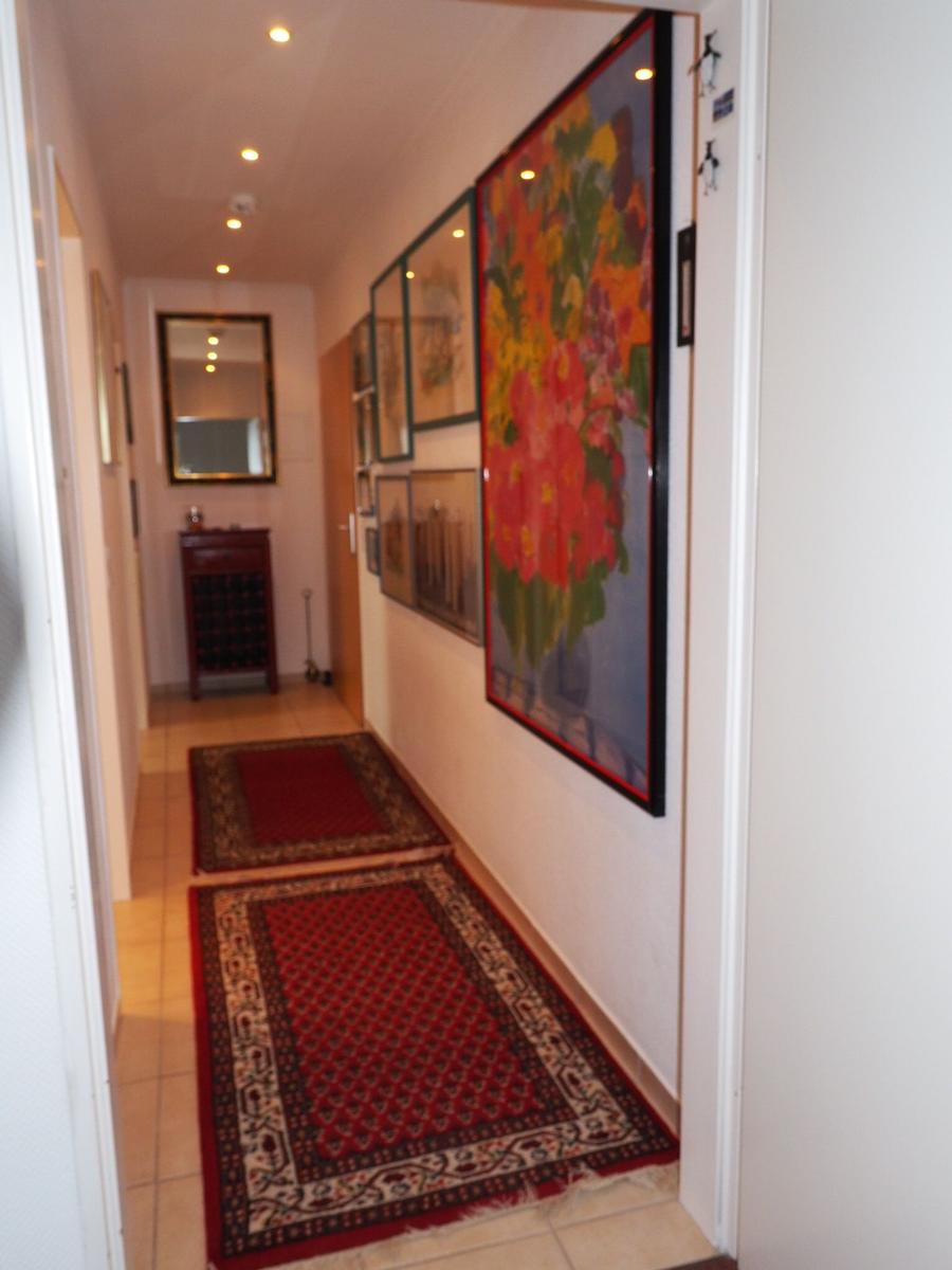 Flur mit Teppichen und Wandbildern