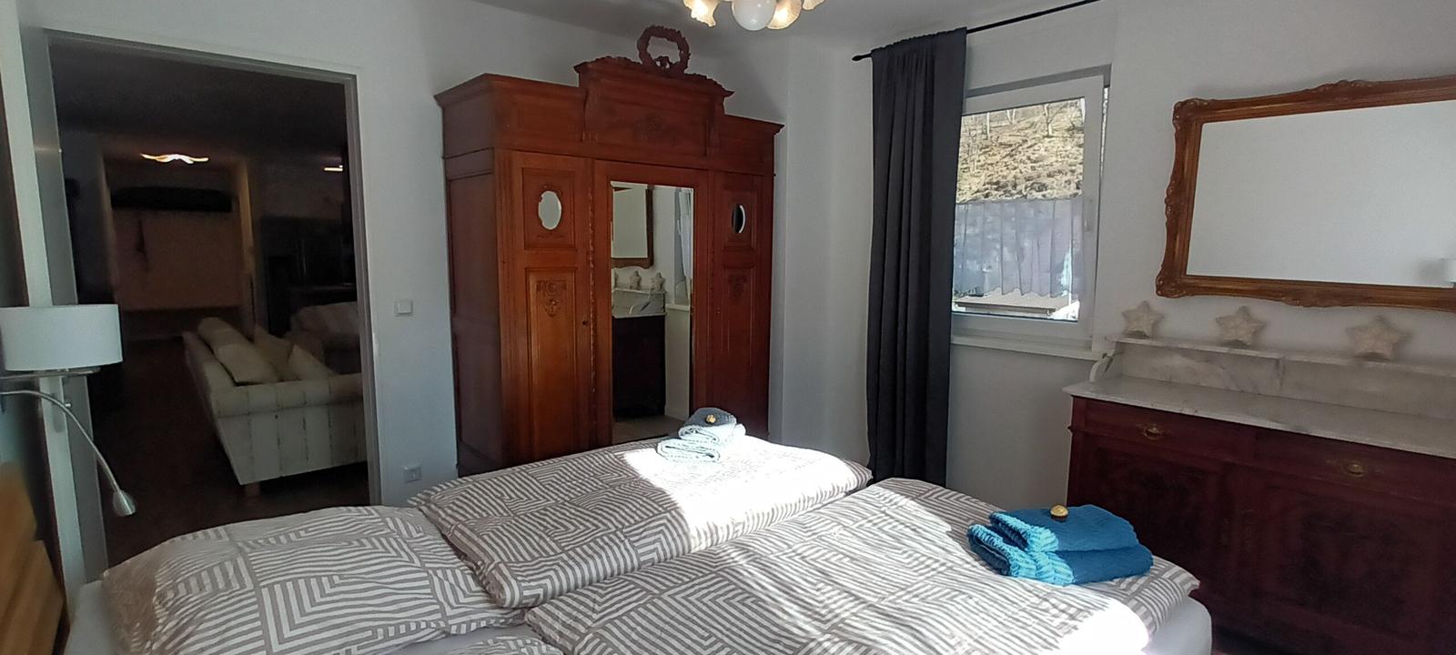 Schlafzimmer mit Schrank,Kommode und Nachtschrank, sowie Fliegengitter