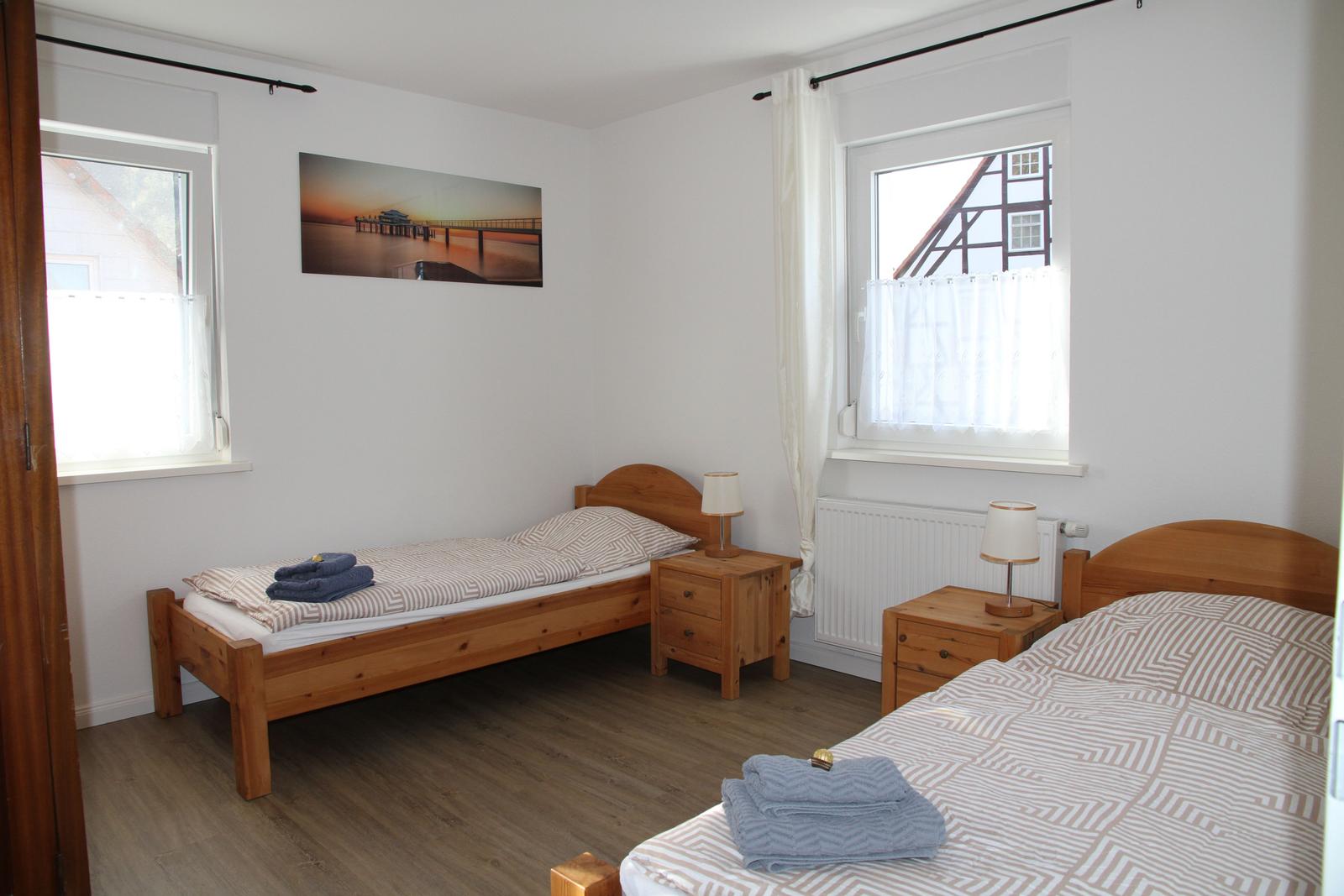2. Schlafzimmer mit 2 Einzelbetten und  Kleiderschrank, sowie Fliegengitter
