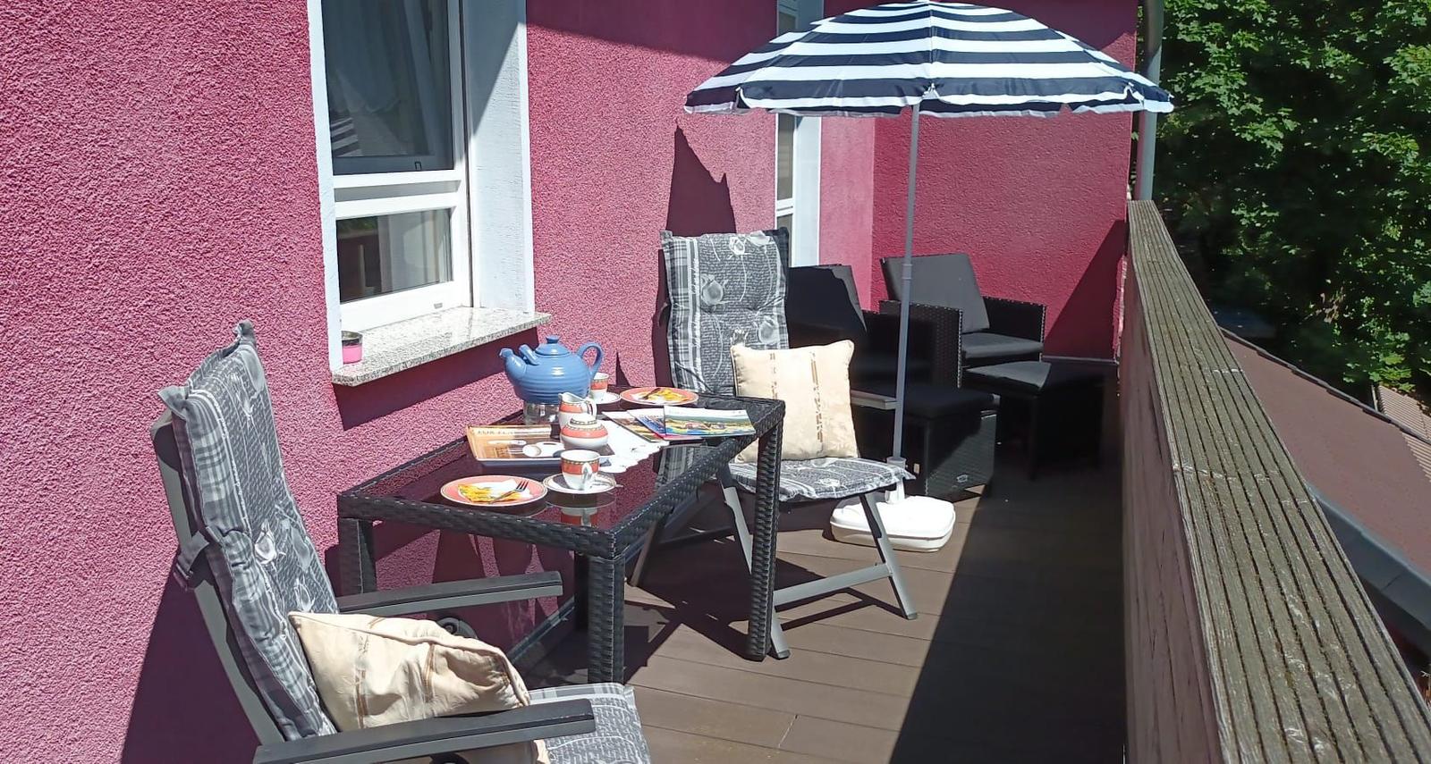 gemütliche Terrasse mit Blick auf das malerische Okerflüsschen