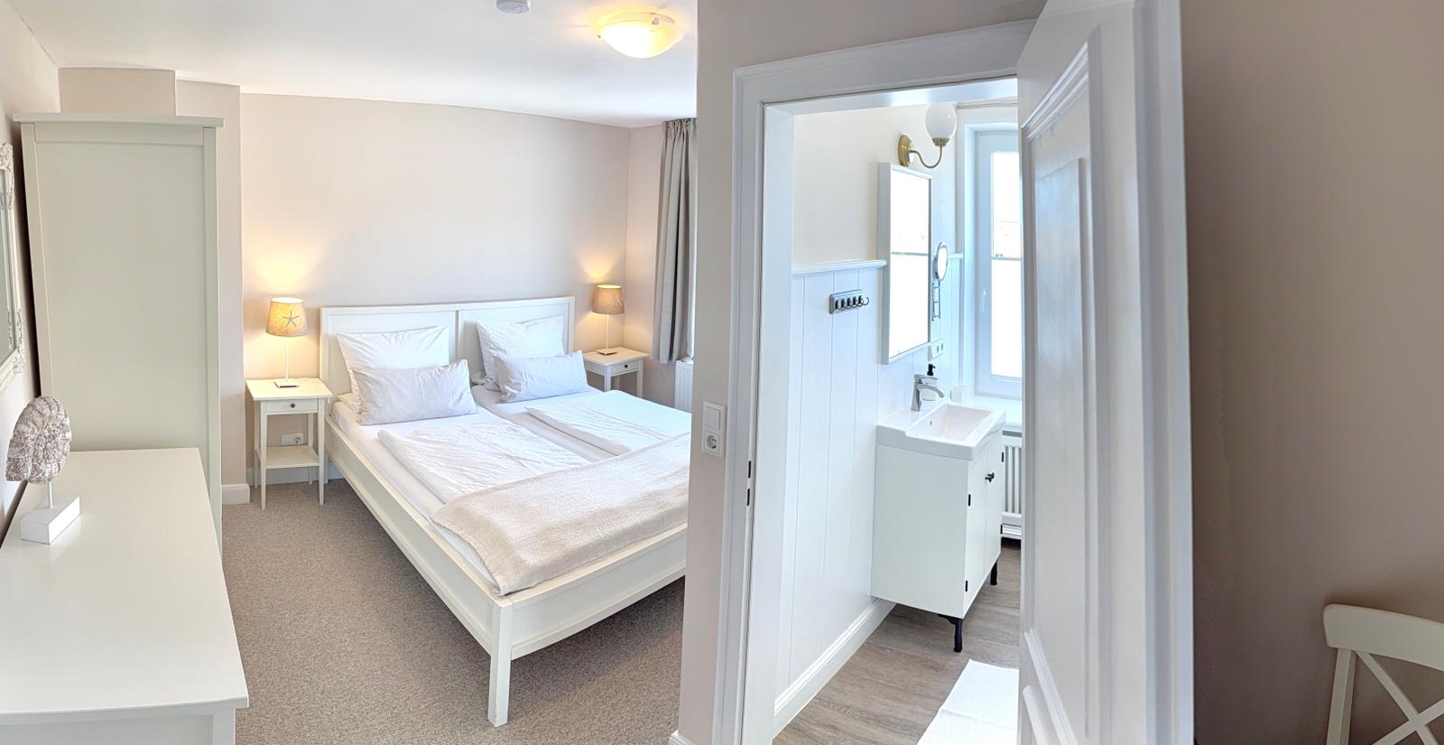 Schlafzimmer und Bad