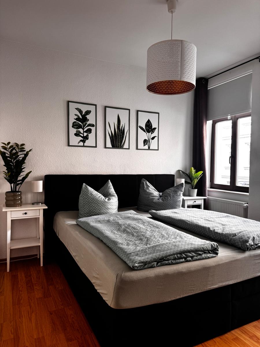 Schlafzimmer mit Doppelbett, zwei Nachttischen und Fenster mit Blick.