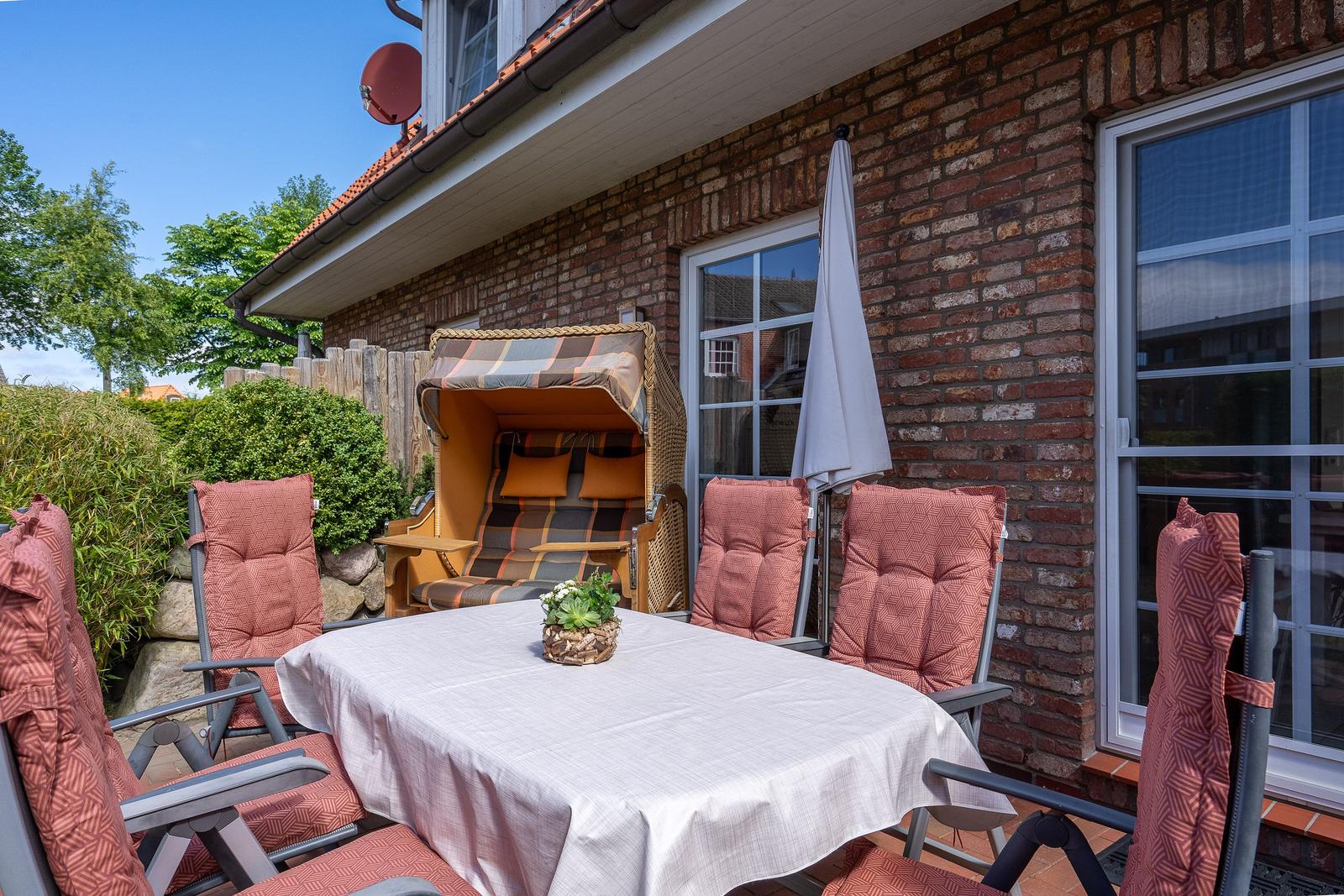 gemütliche Terrasse mit Strandkorb