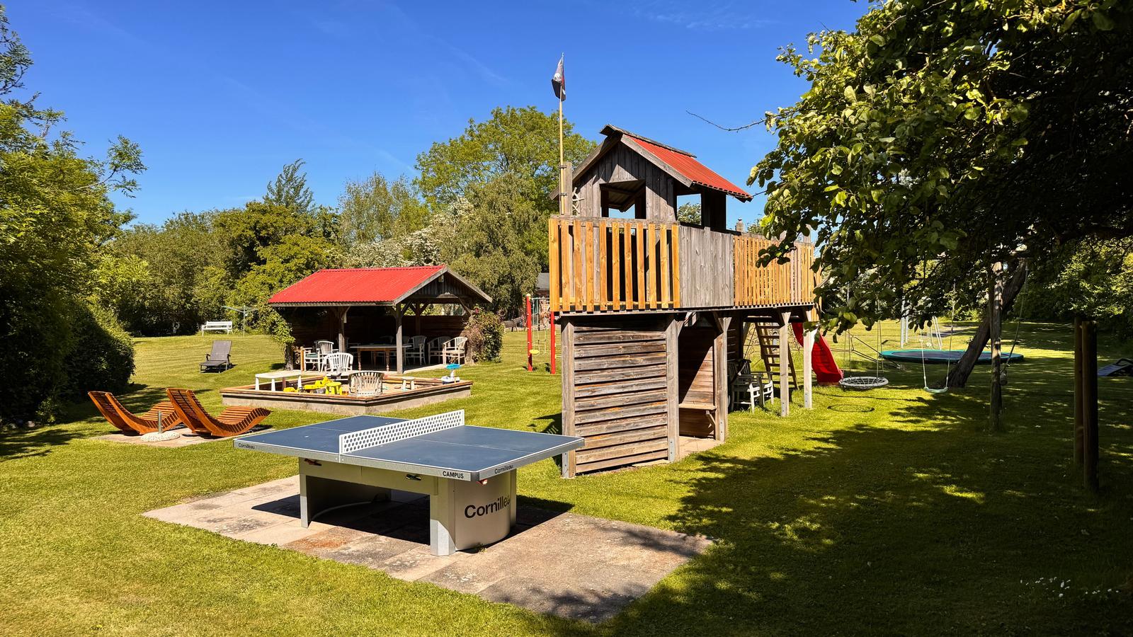 Der weitläufige Spiel- und Abenteuerplatz mit Klettergerüst, Tischtennisplatte und Grillpavillon - Urlaubsfeeling für Jedermann.