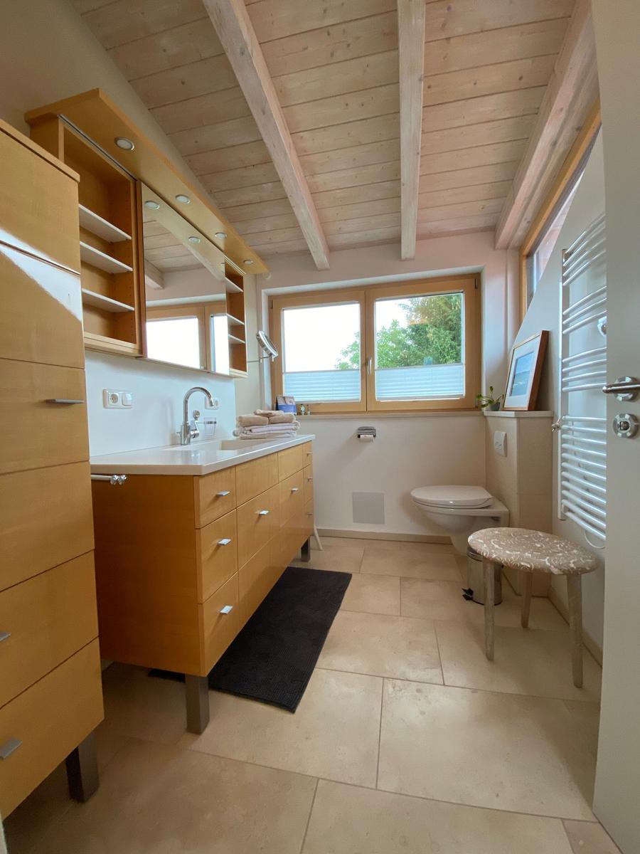 Großes Badezimmer mit Bergsicht
