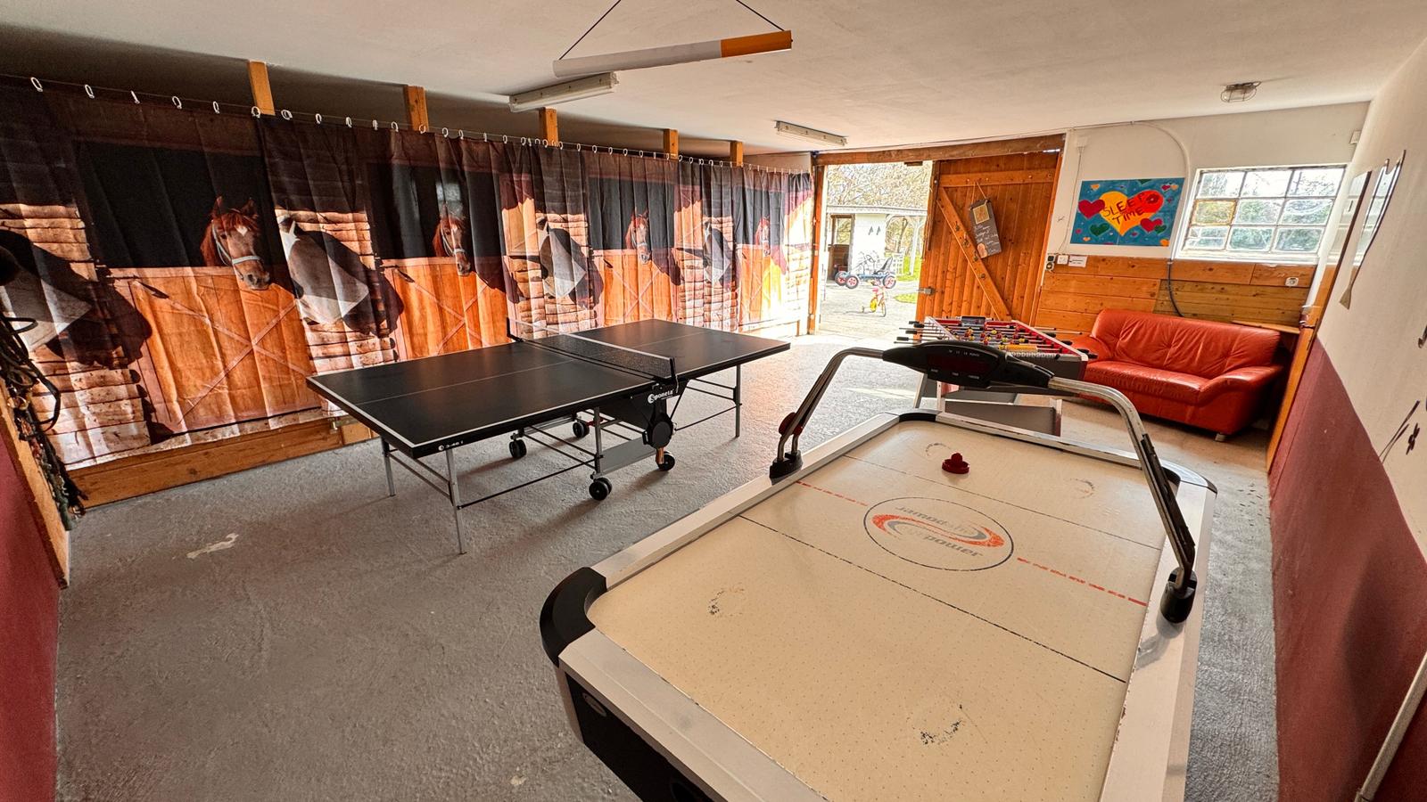 ... kostenfrei bei einer Partie Airhockey, Tischkicker oder Tischtennis vergnügen oder...