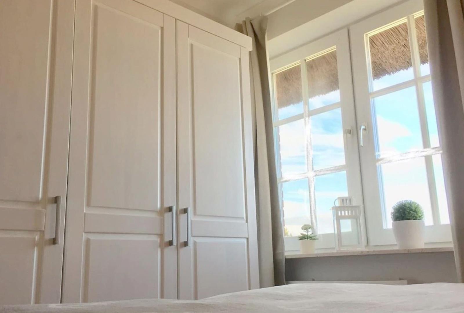 Schlafzimmer mit Kleiderschrank...
