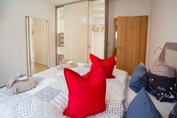 Großes Schlafzimmer mit Spiegel und Schrank