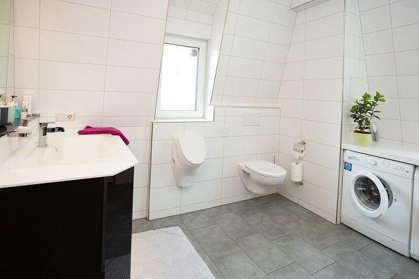 Toilette und Pissoir großes Badezimmer
