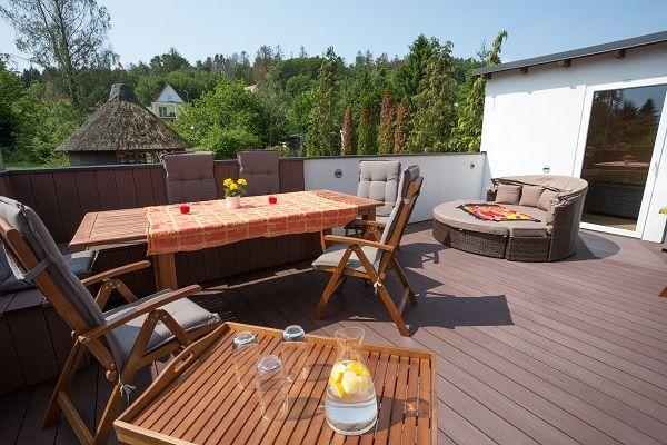 Terrasse mit Tisch und Sonneninsel