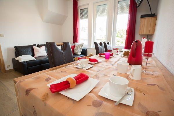 Das Wohnzimmer mit großem Tisch