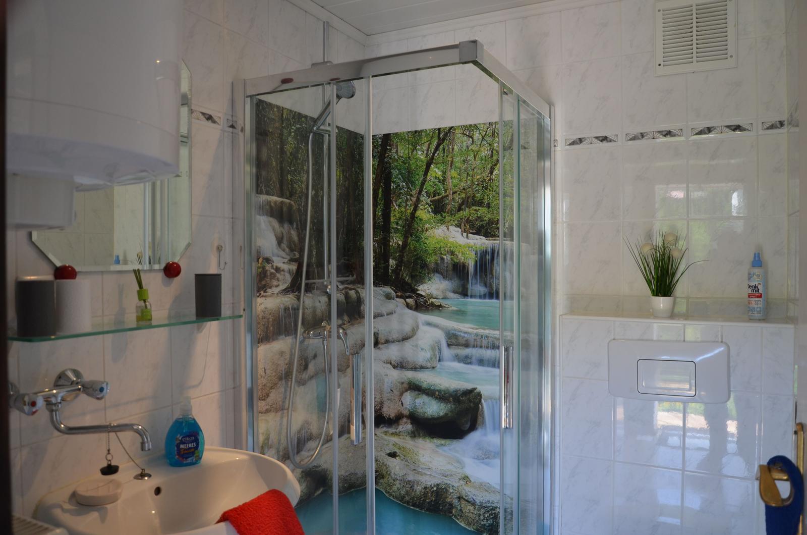 Bad mit Dusche, WC und WB