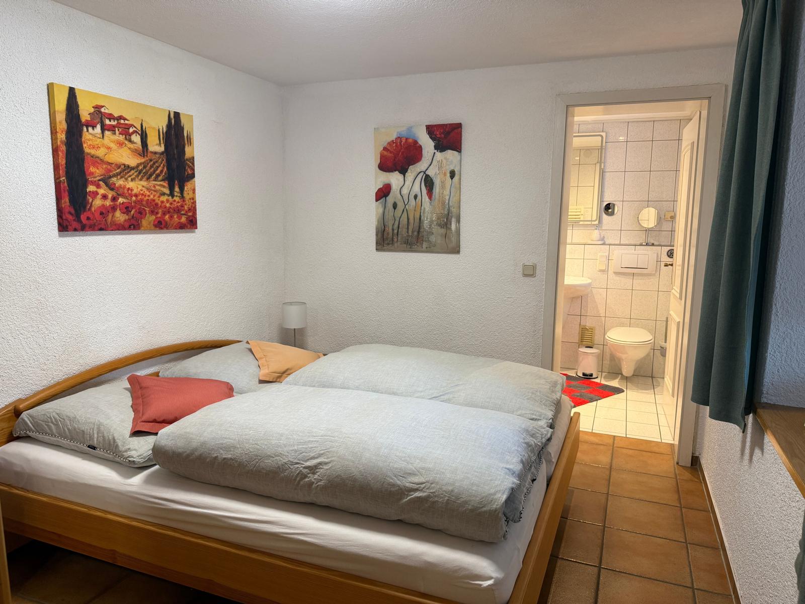 Ruhig gelegener, abdunkelbarer Schlafraum mit bequemen Doppelbett und ausreichend Stauraum für Ihre Kleidung.