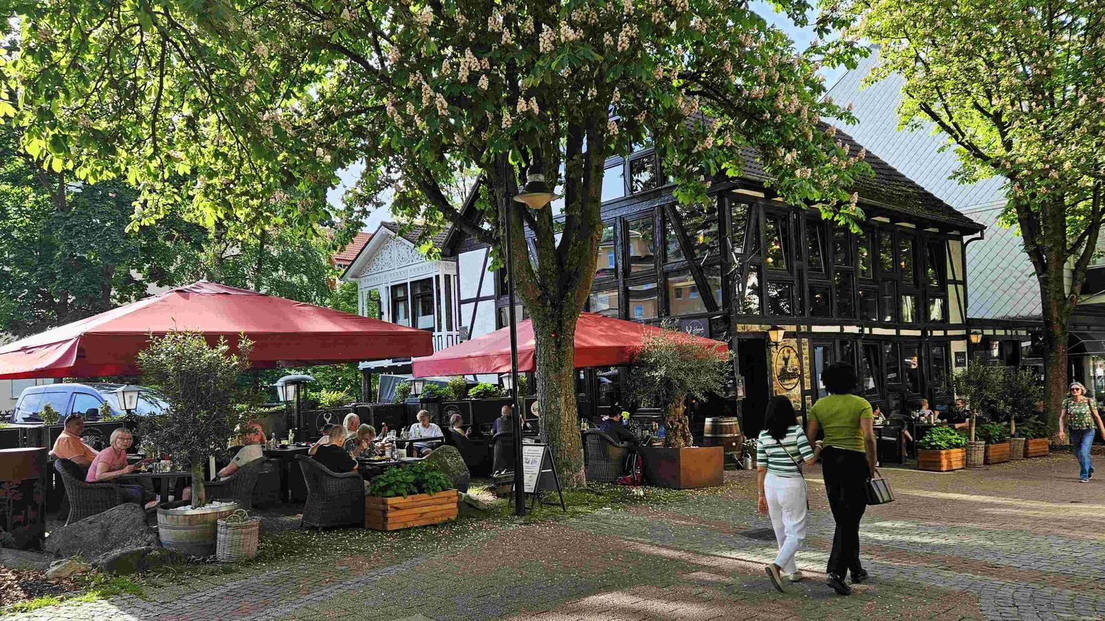 Außergewöhnlich: unter Denkmalschutz stehendes Ensemble aus Ferienwohnungen und Restaurant an der Bummelallee