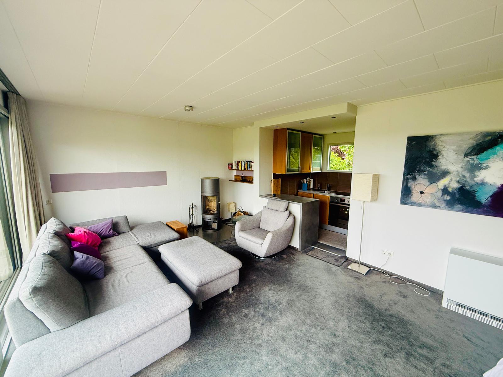Großzügige Sofalandschaft für gemütliche Kamin- und Leseabende. Kein Fernseher im Wohnzimmer.