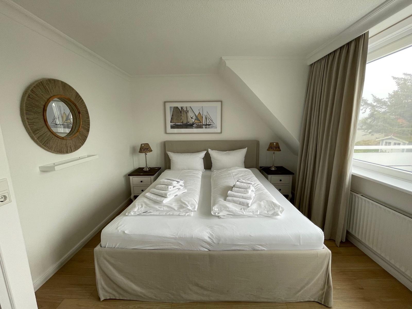 Schlafzimmer 1 mit Balkon
