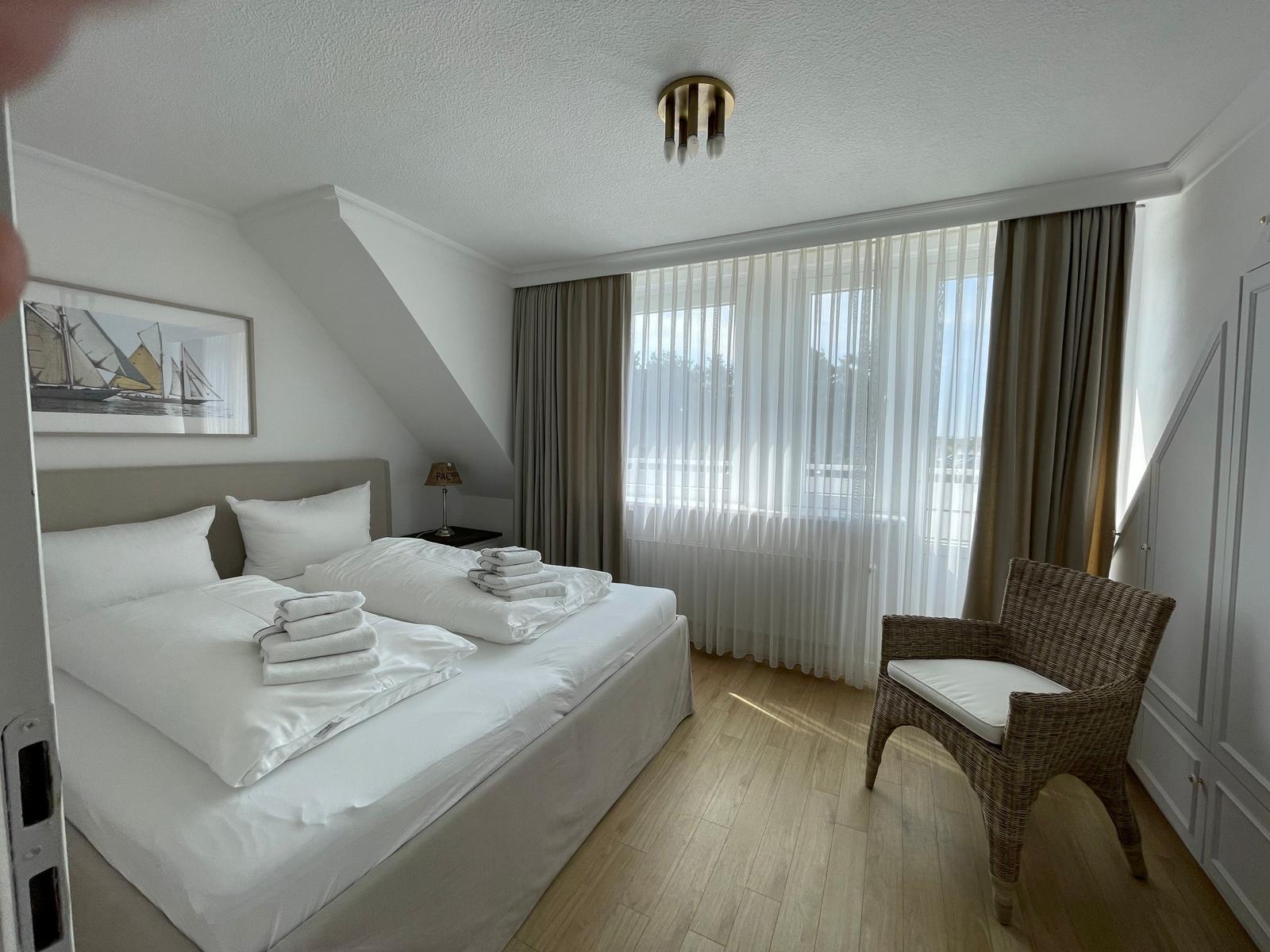Schlafzimmer 1 mit Balkon