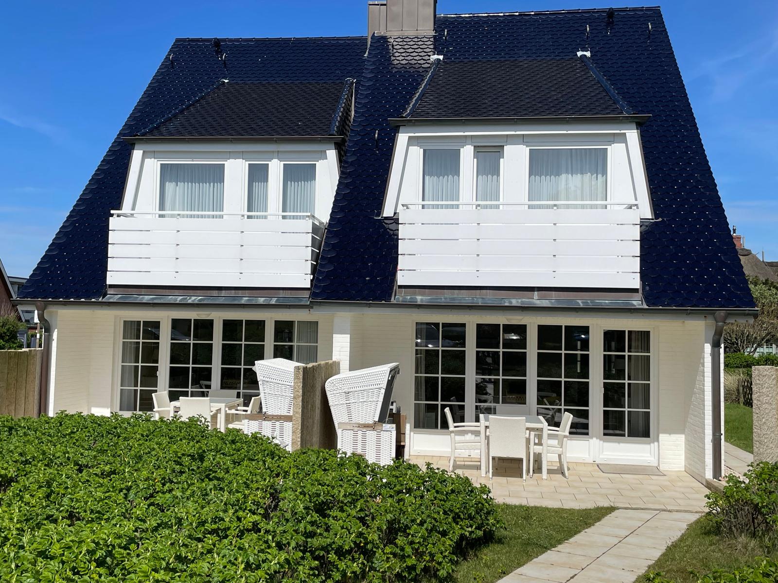 Haus Rückseite mit Terrasse