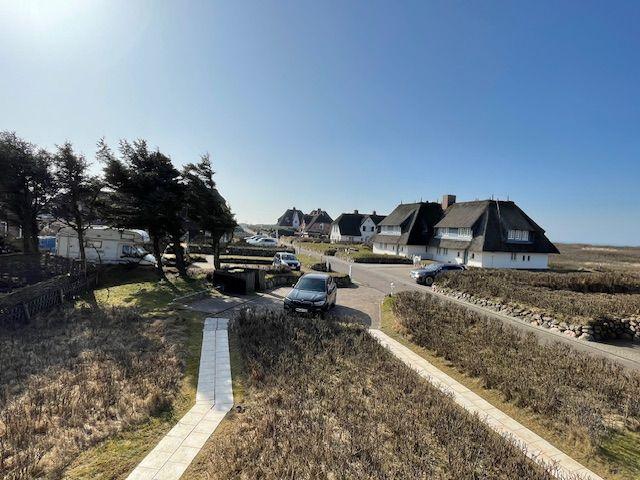 Parkplätze und Fahrradständer hinter dem Haus