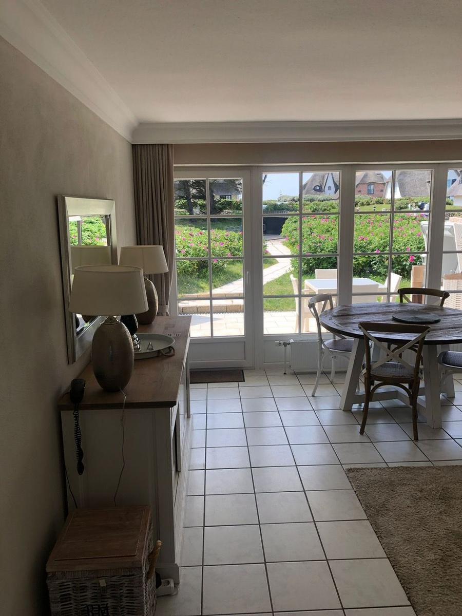 Wohnzimmer mit Blick auf die Terrasse