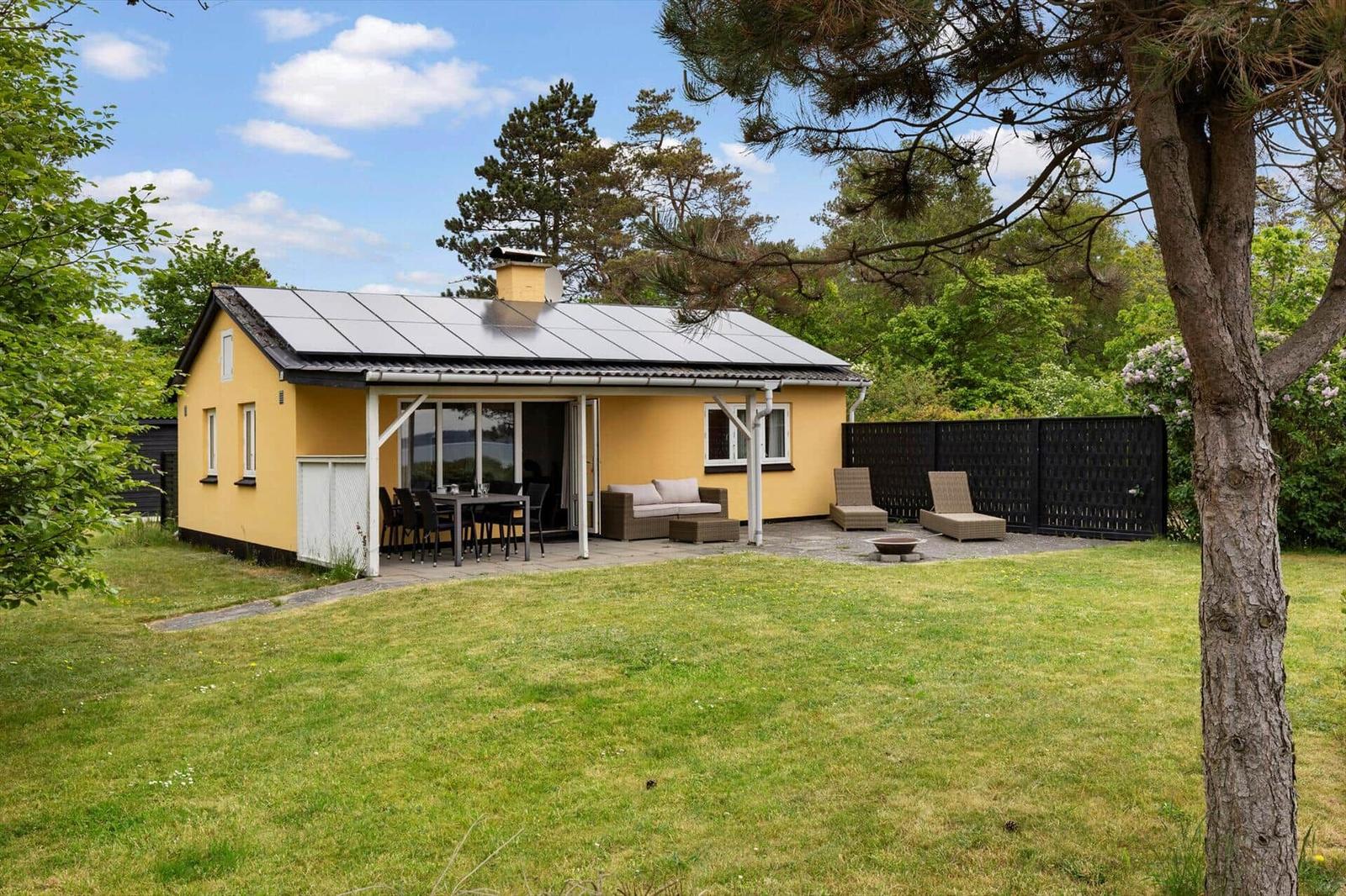 Gelbes Haus mit Terrasse, Garten und Sonnenschutz