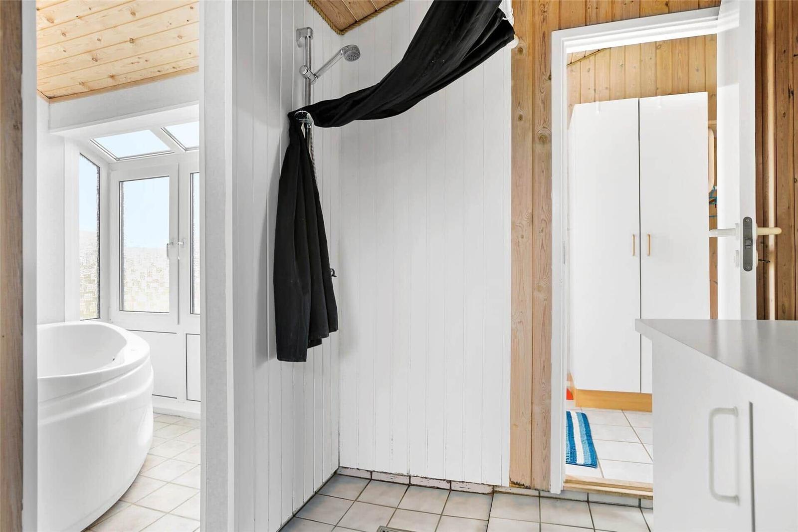 Badezimmer mit Dusche, Badewanne und Blick auf die Aussicht