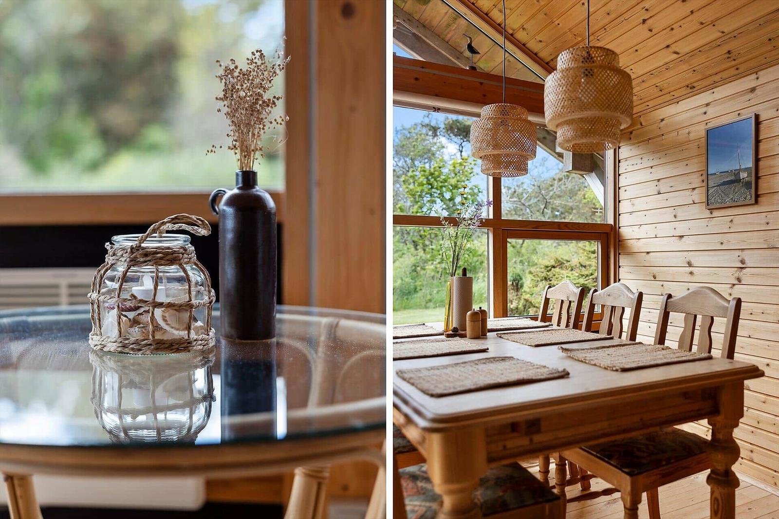 Glas-Tisch mit Vase und Korb, Esszimmer mit Holzwand und Hängelampen.
