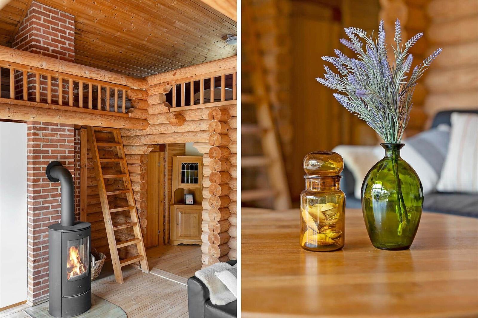 Holzhaus mit Kamin und Obergeschoss. Tisch mit Vase und Glasbehälter.