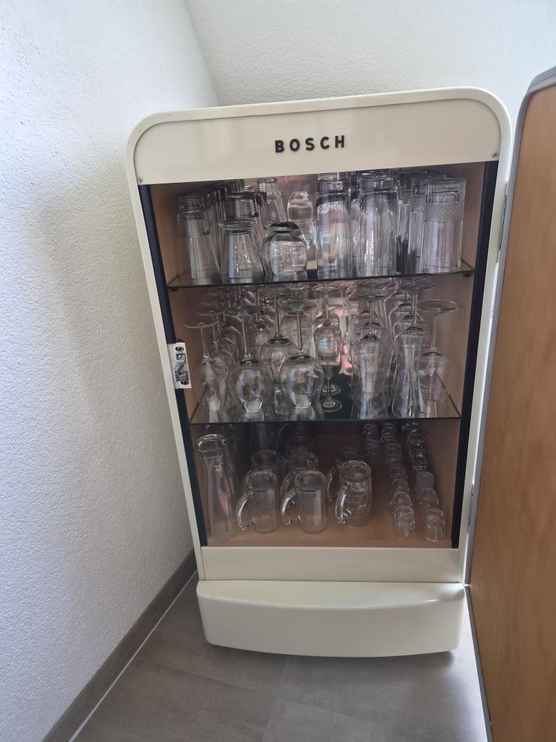 Bosch-Glasregal mit Gläsern und Tassen