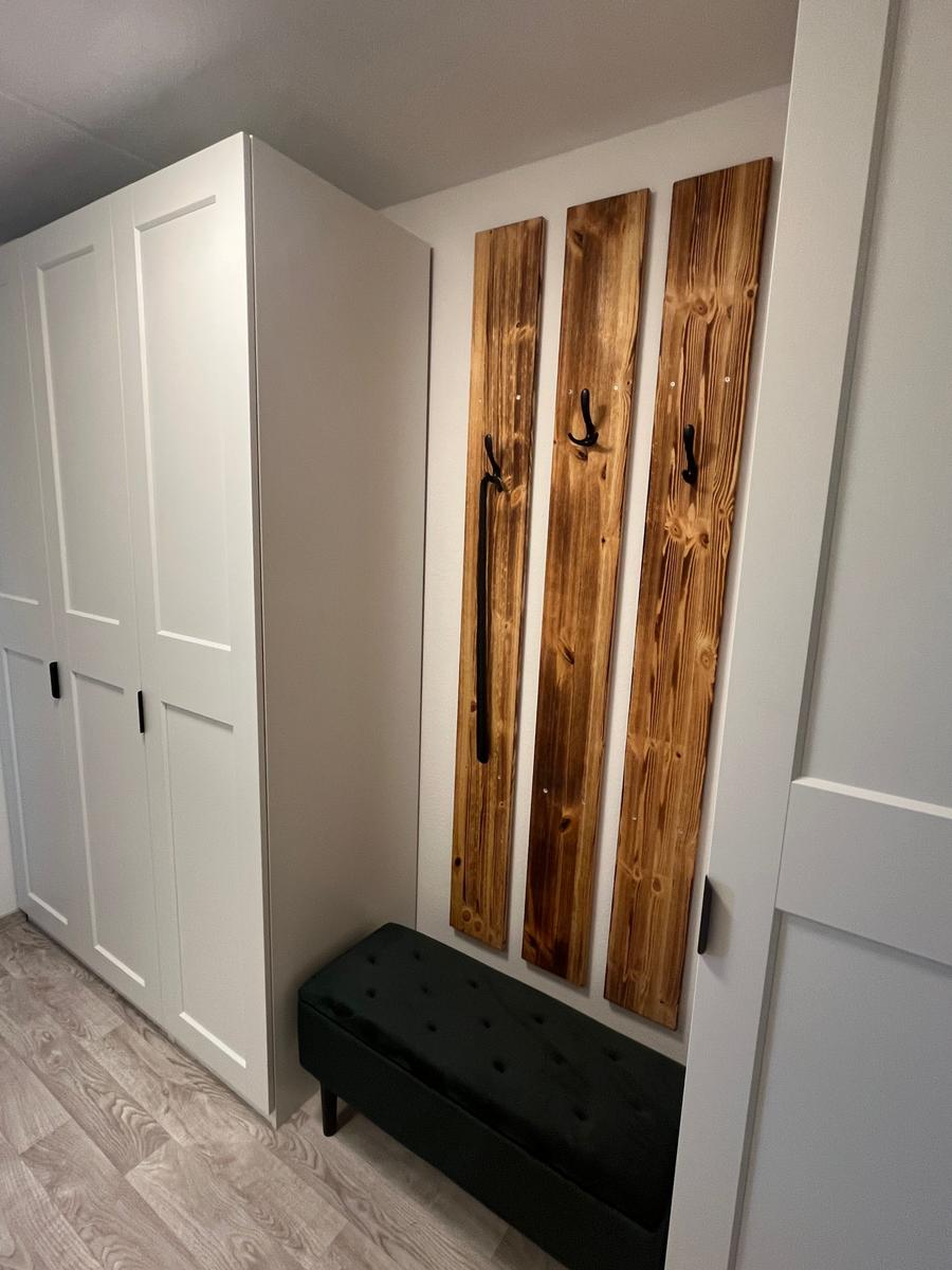 Flur mit Garderobe und viel Stauraum für ihre Kleidung