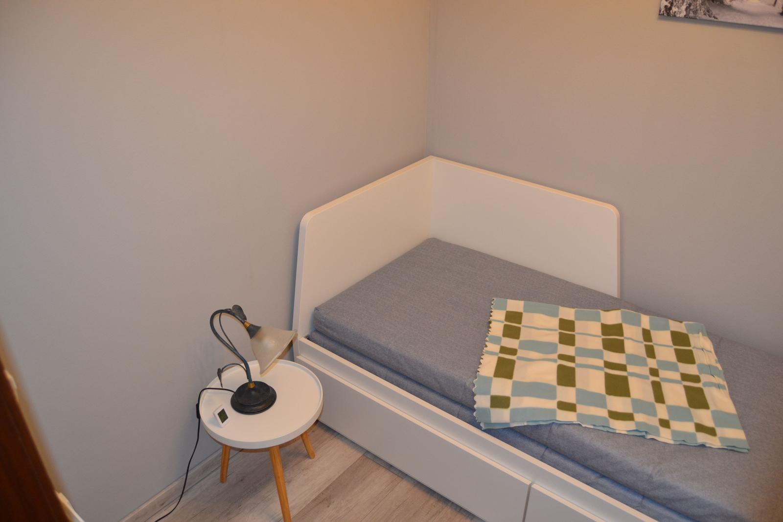 Das Bett im Gästezimmer kann ausgezogen werden und hat den die Größe von 200cmx160cm. Als Einzelbett die Größe von 80x200cm