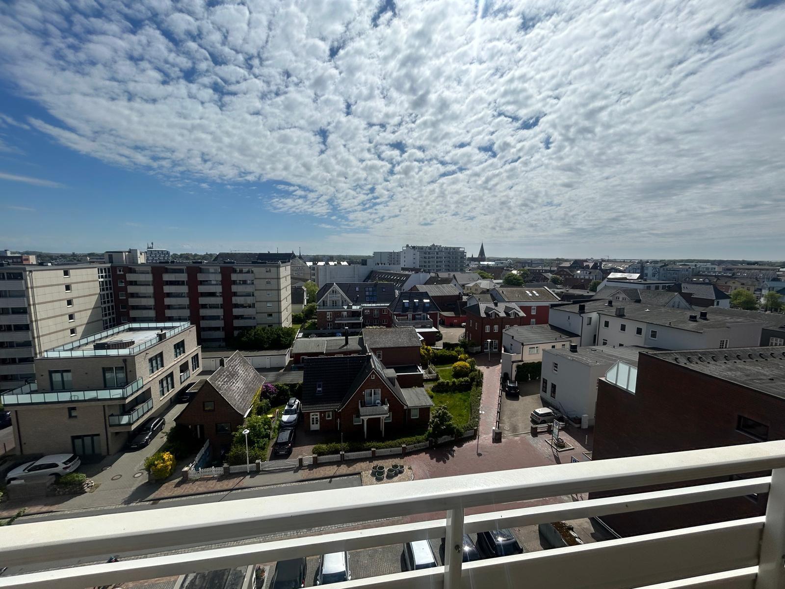 Panoramablick vom Balkon auf Stadtviertel mit Häusern und Wolkenhimmel