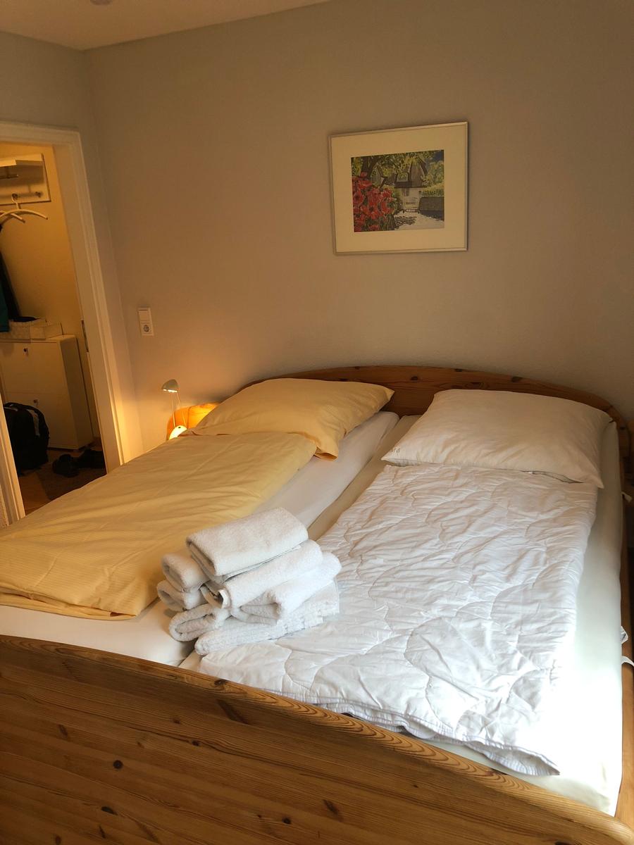 Das Schlafzimmer ist ruhig zur Seite gelegen.