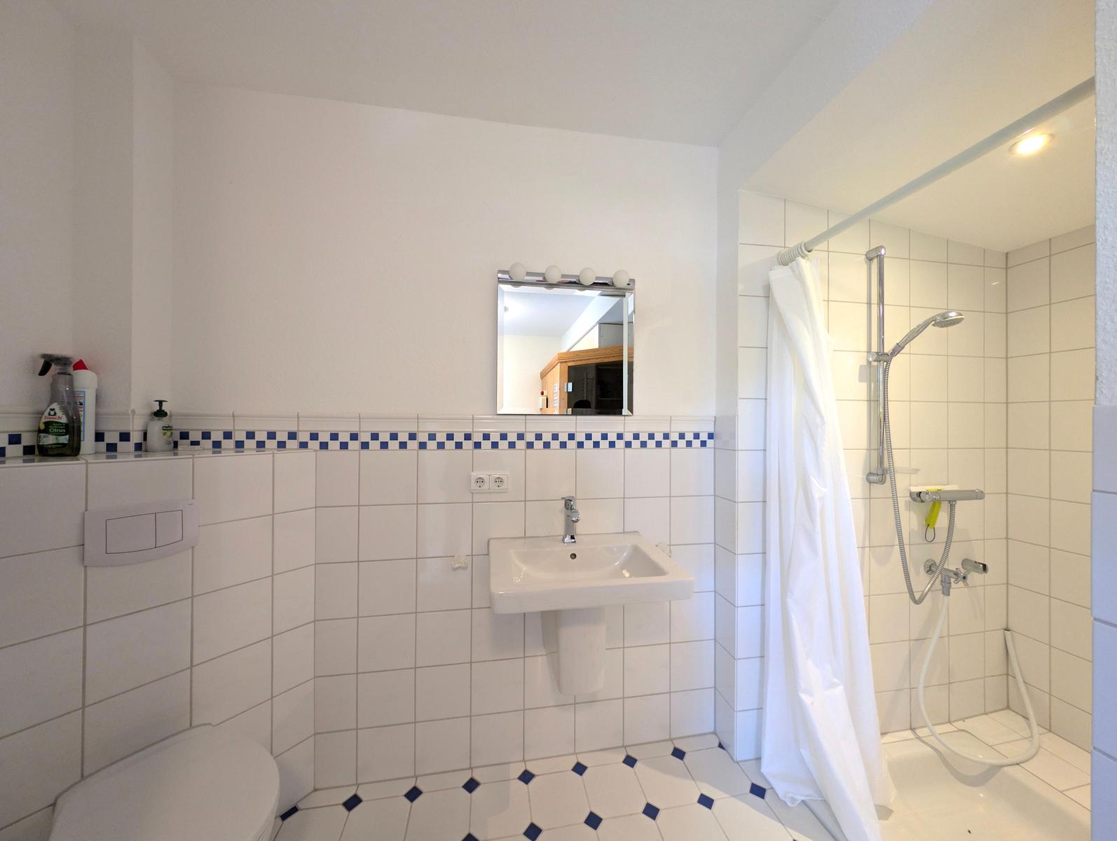 Bad Nr. 2 mit Dusche und 4-Personen-Sauna.
