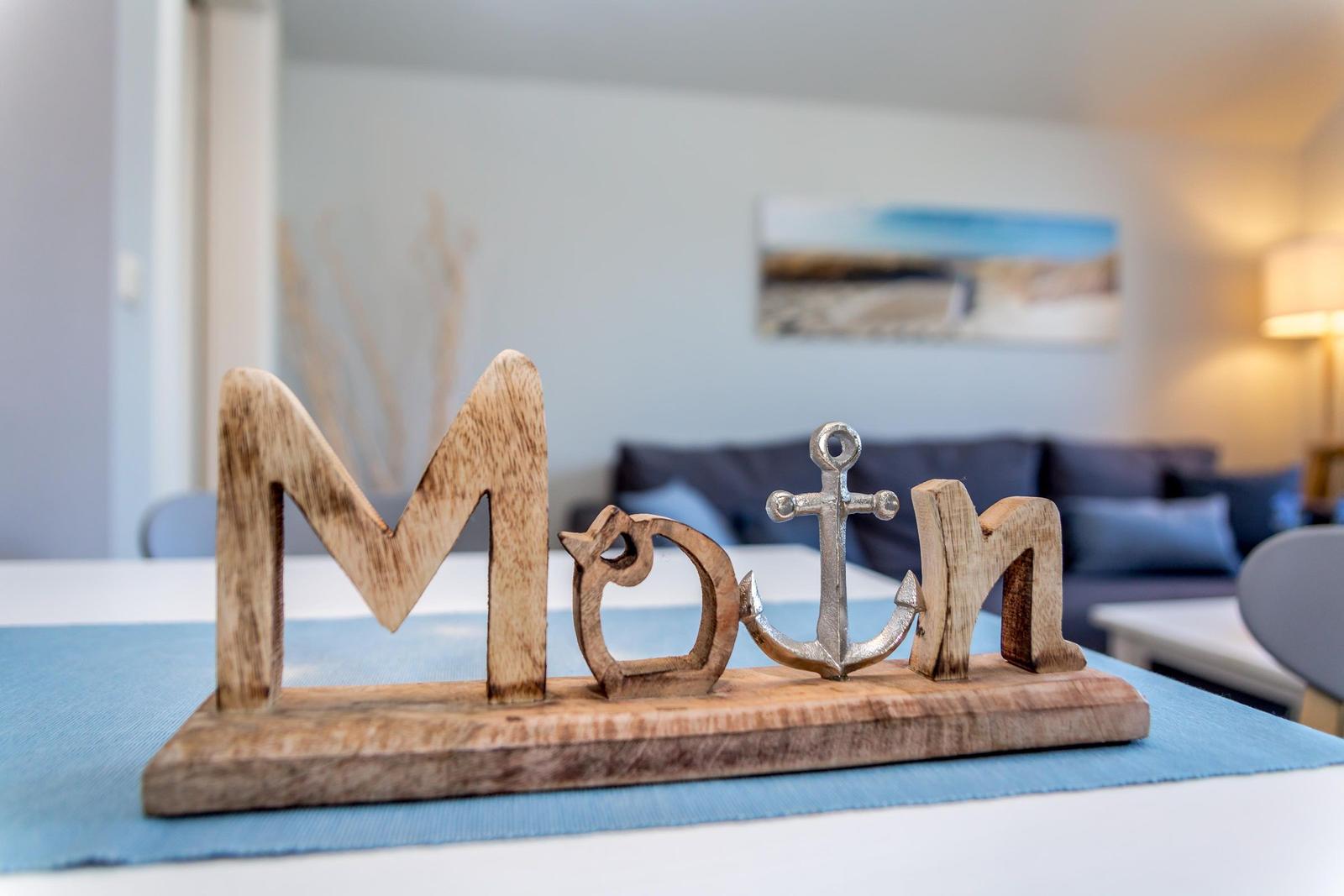 Holzdekoration mit Anker und Buchstaben auf Tisch