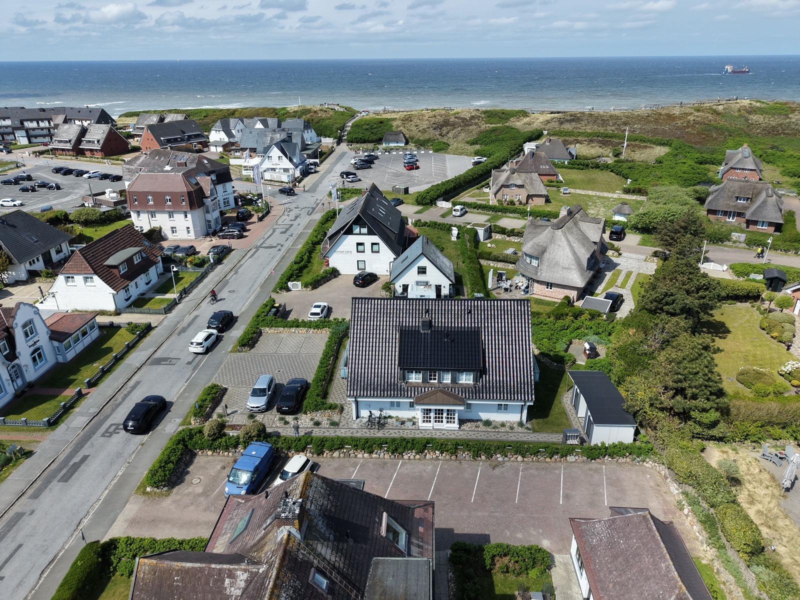Haus mit Garten und Parkplatz direkt am Strand. Blick auf das Meer und die Umgebung.