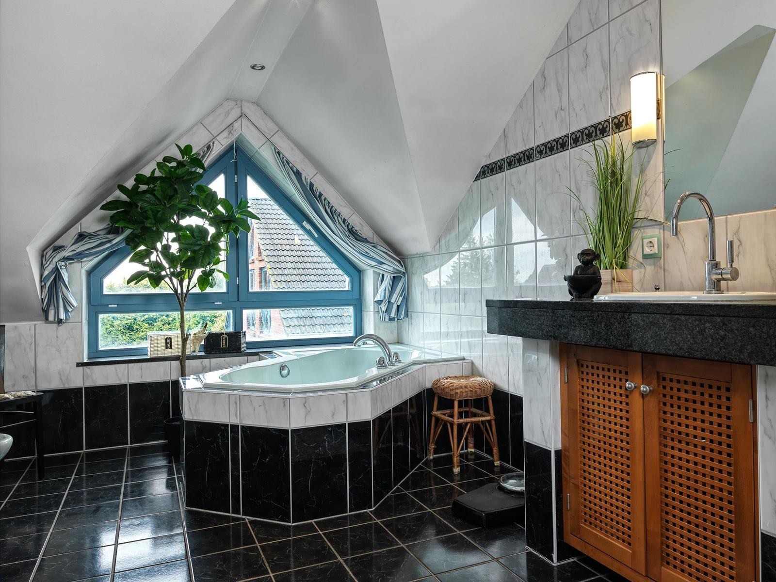 Dusche mit Dachfenster, Badewanne und Waschbecken