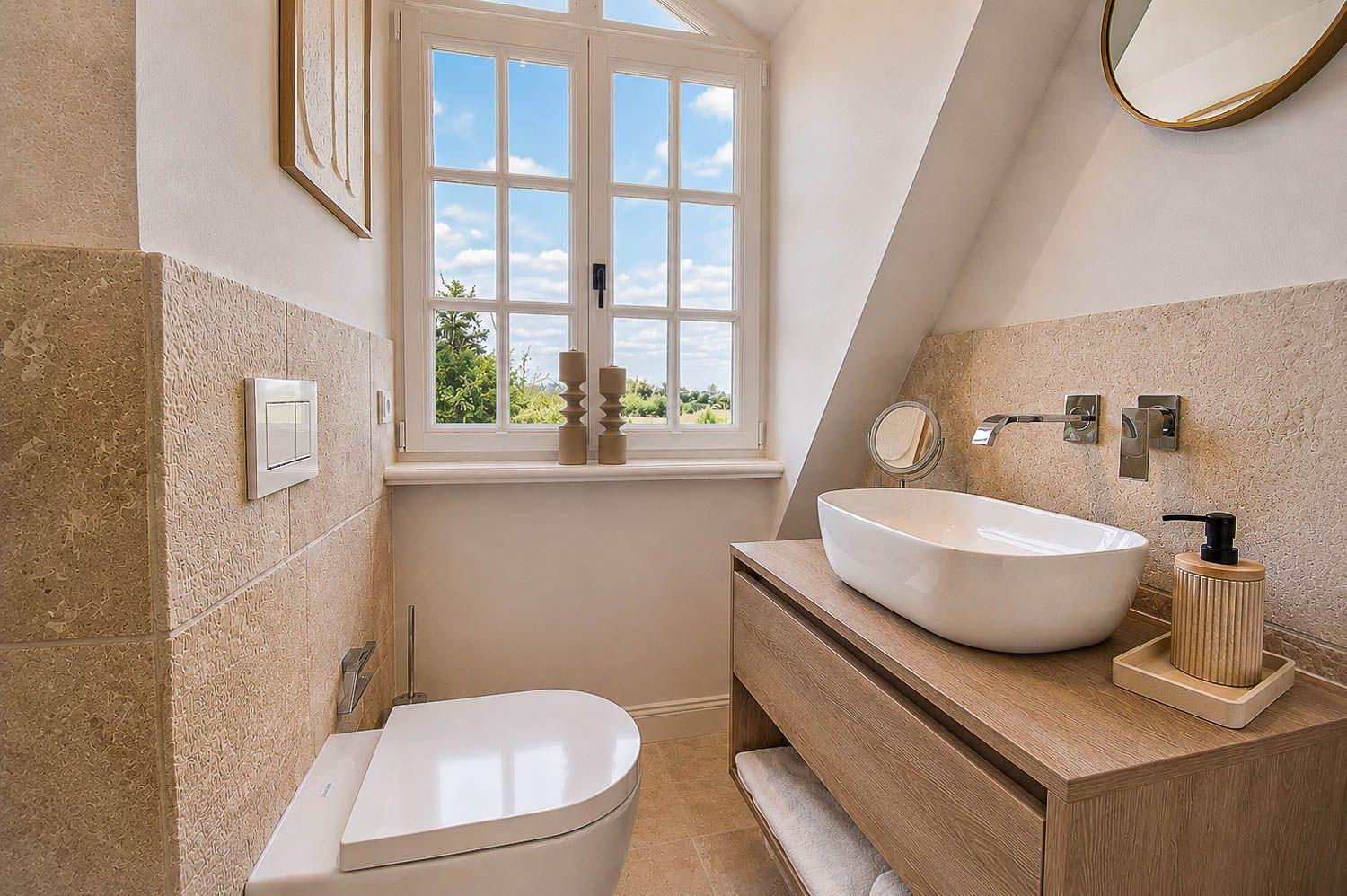 Badezimmer mit Duschbadewanne, Fenster und Holzwaschtisch