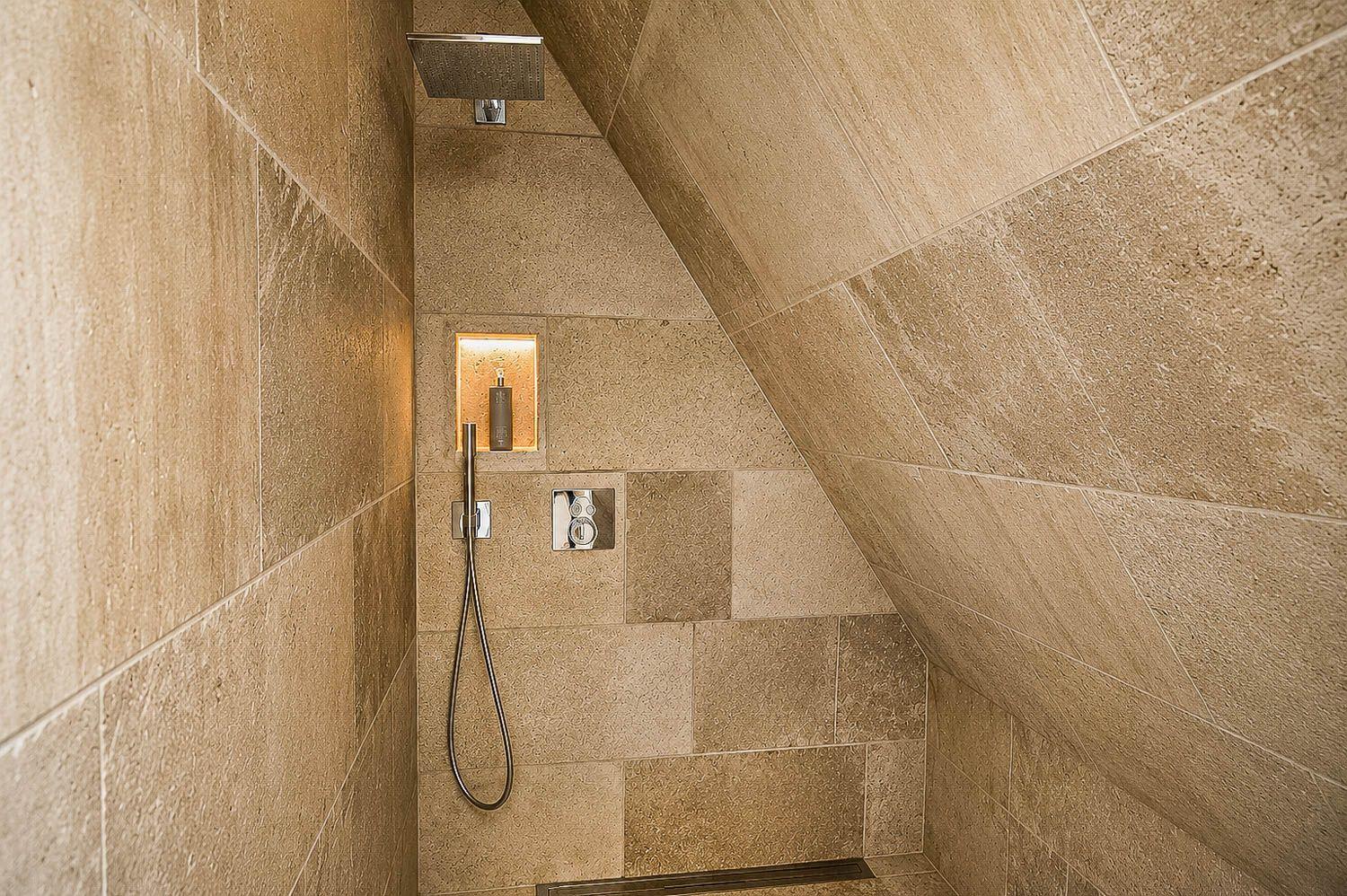 Dusche mit Duschbrause, Handbrause und beleuchteter Ablage