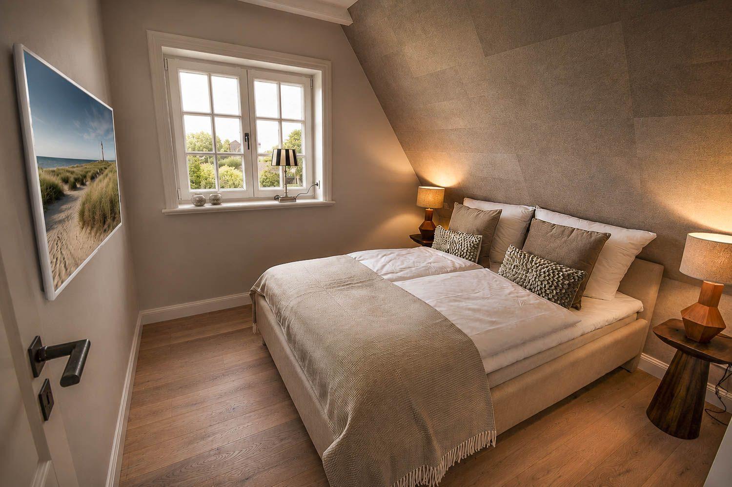 Schlafzimmer mit Dachschräge, Bett, Fenster und Wandbild