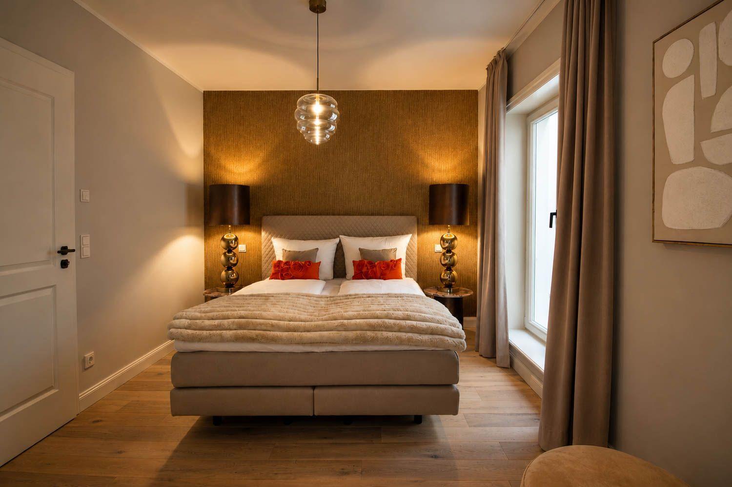 Schlafzimmer mit Bett, Nachttischen und Lampe. Fenster mit Vorhängen. Deckenleuchte und Wanddekoration.