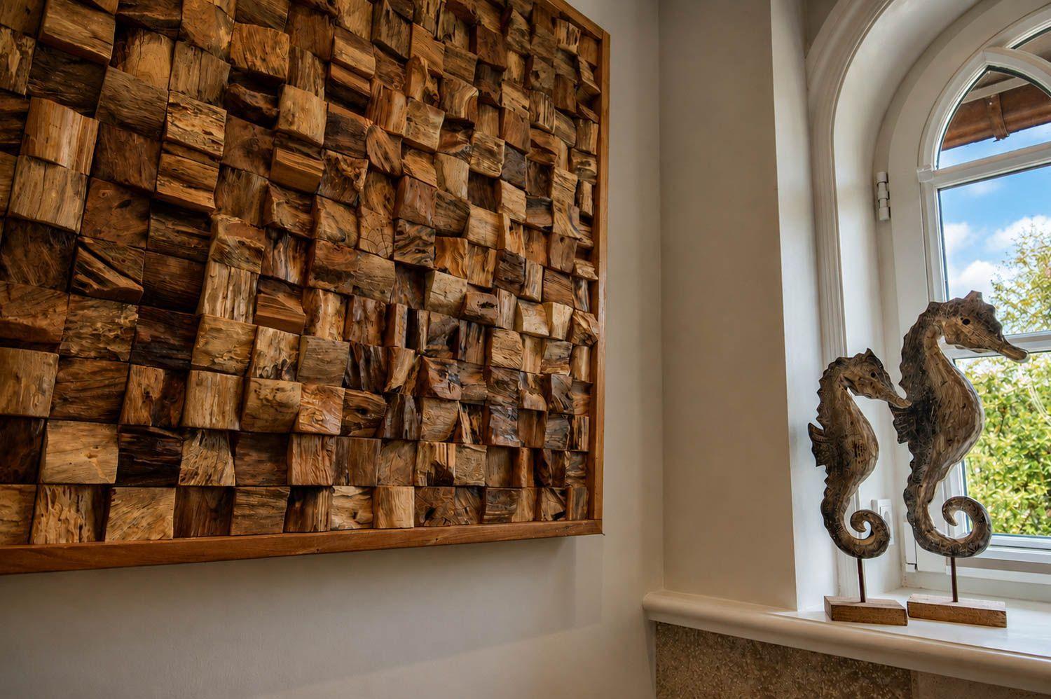 Wand mit Holzblockdekoration und zwei Seepferdchenfiguren auf Fensterbank.