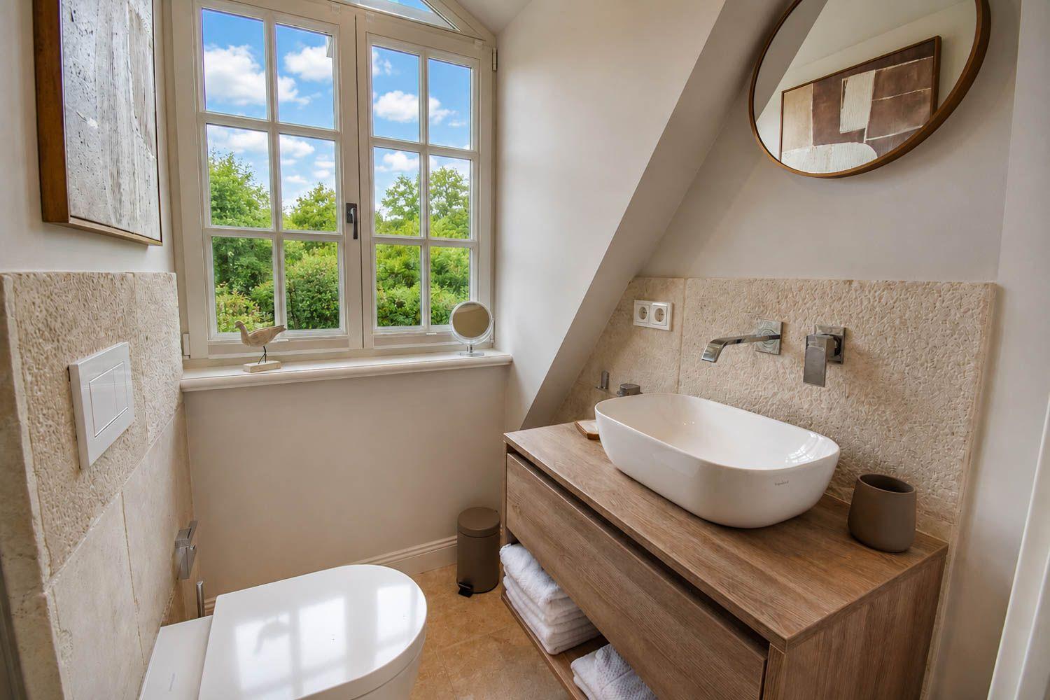 Badezimmer mit Duschwanne, Fenster und Holzregal. 