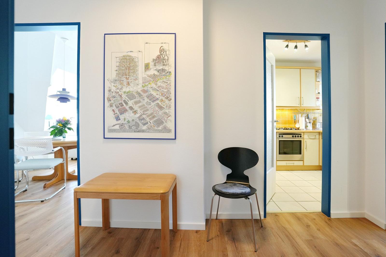 Haus mit Essbereich, Küche und Wandbild im Flur.