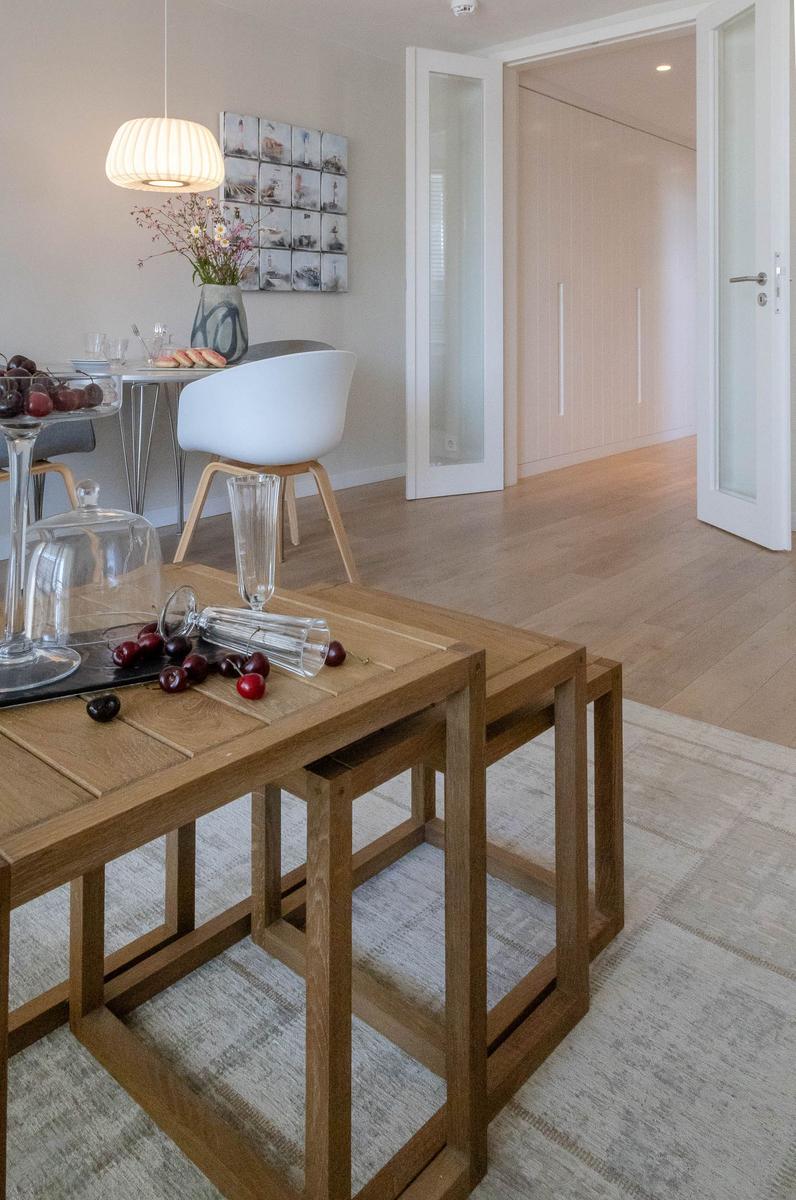 Holztisch mit Kirschen, Essbereich mit Stuhl und Wandbild