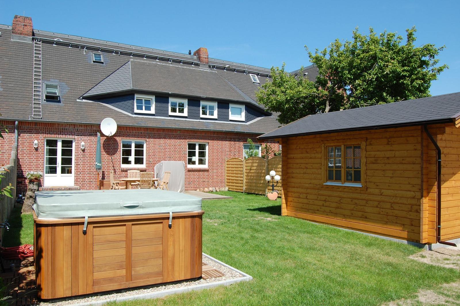 Haus mit Whirlpool, Holzschuppen und Garten