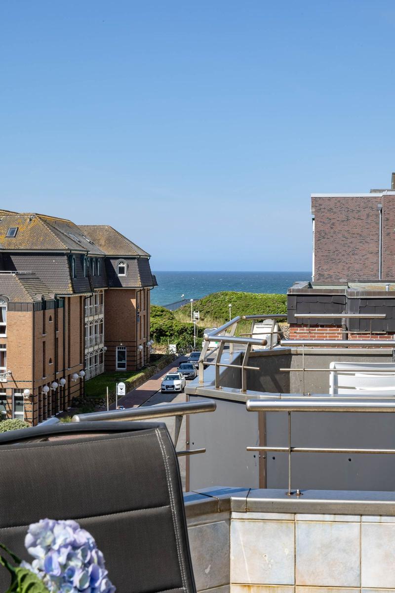 Terrasse mit Blick auf Meer und Straße mit Autos