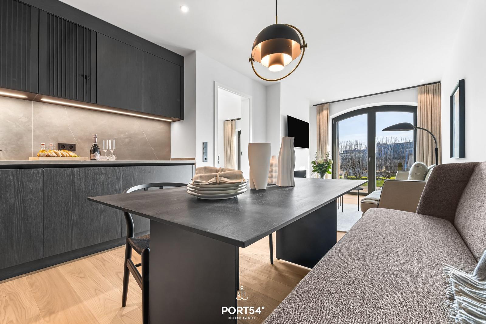 Moderne Küche mit Essbereich und Blick auf Terrasse.