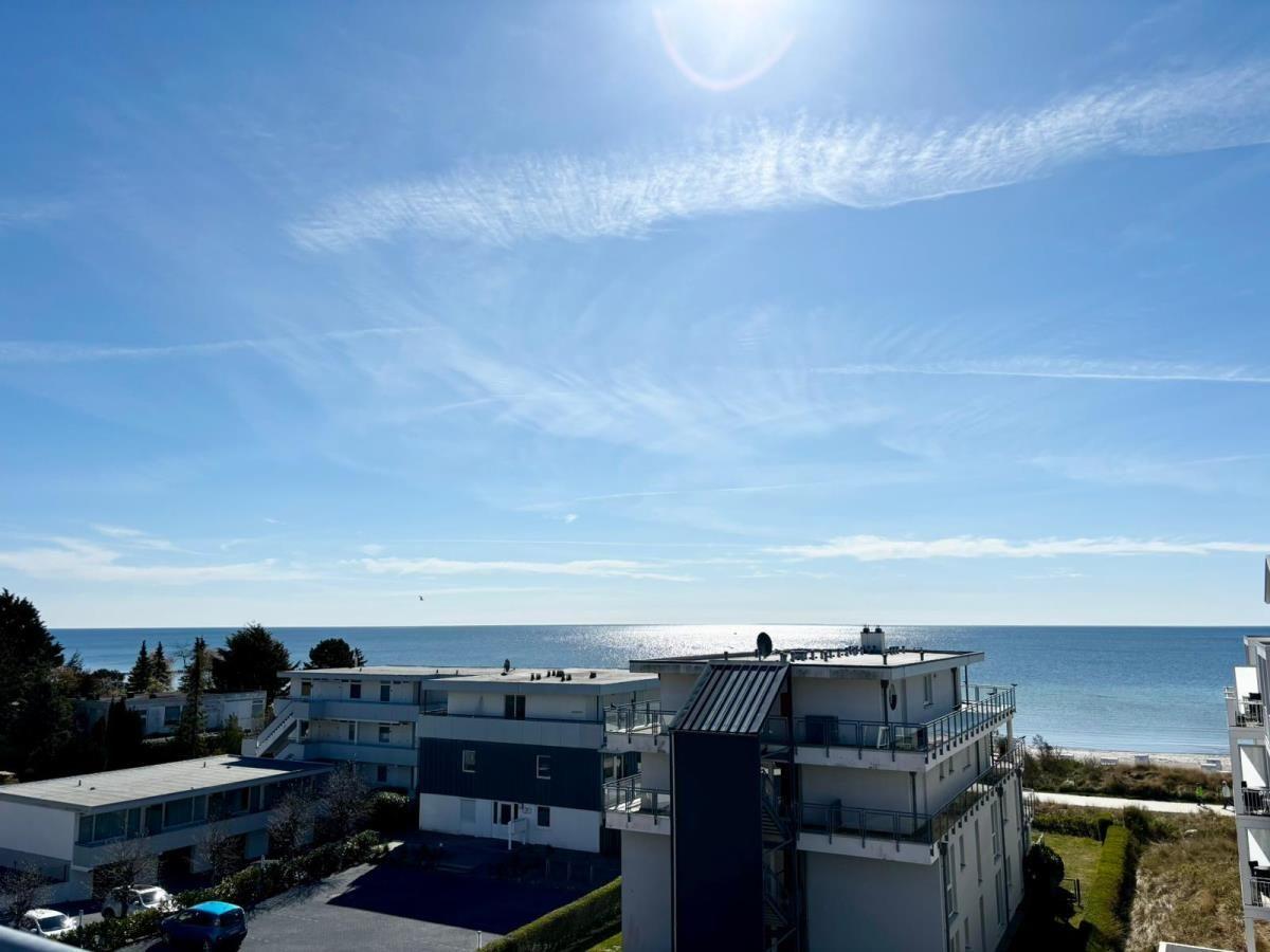 Meerblick von einer Wohnung mit modernen Gebäuden und klarem Himmel.