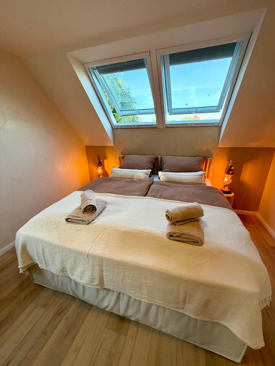 Schlafzimmer 1